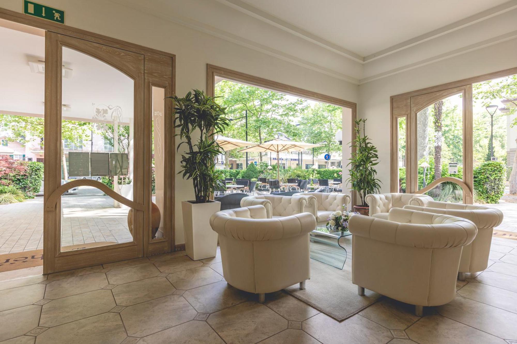 Hotel Athena Cervia Bagian luar foto