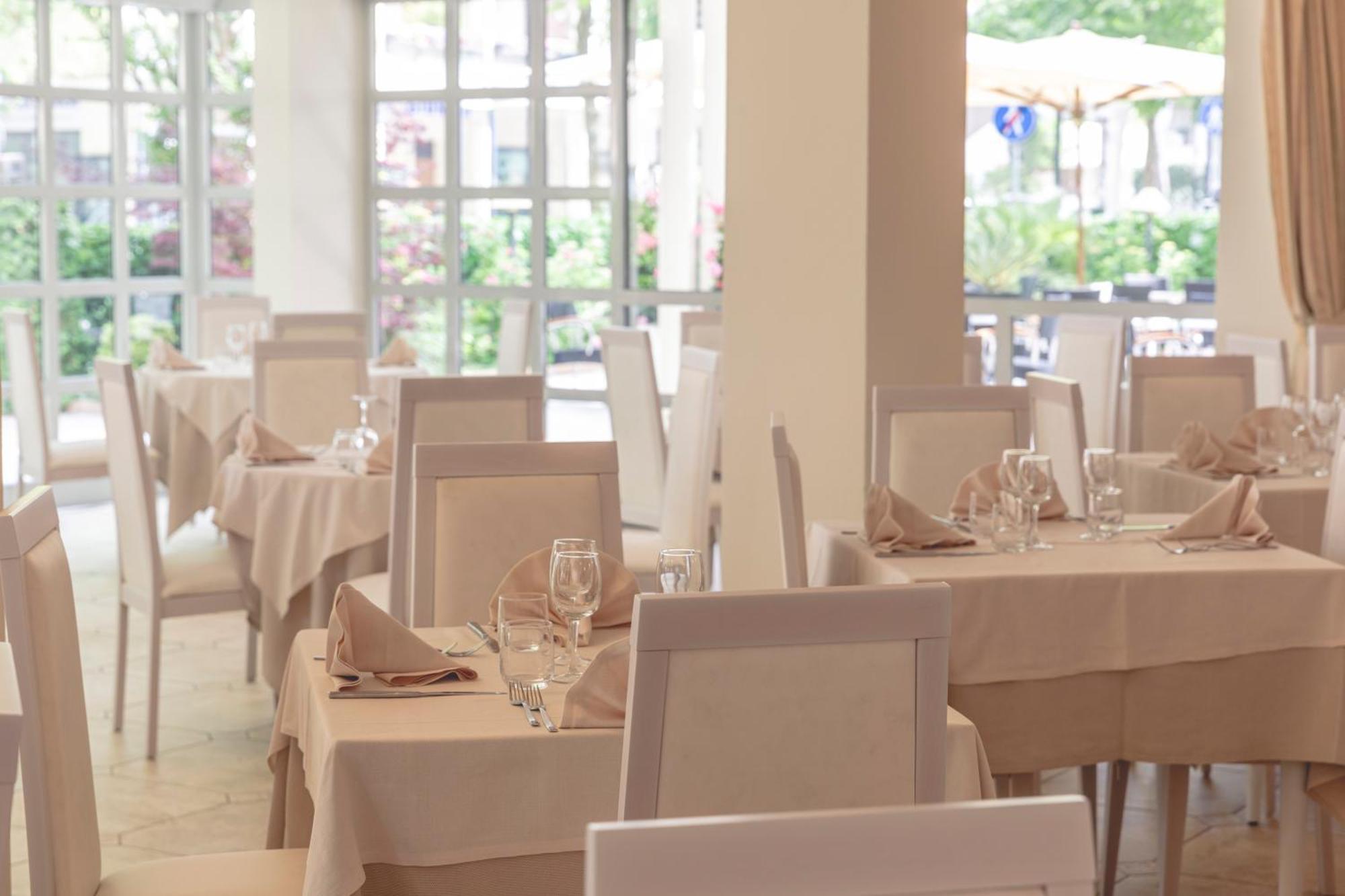 Hotel Athena Cervia Bagian luar foto