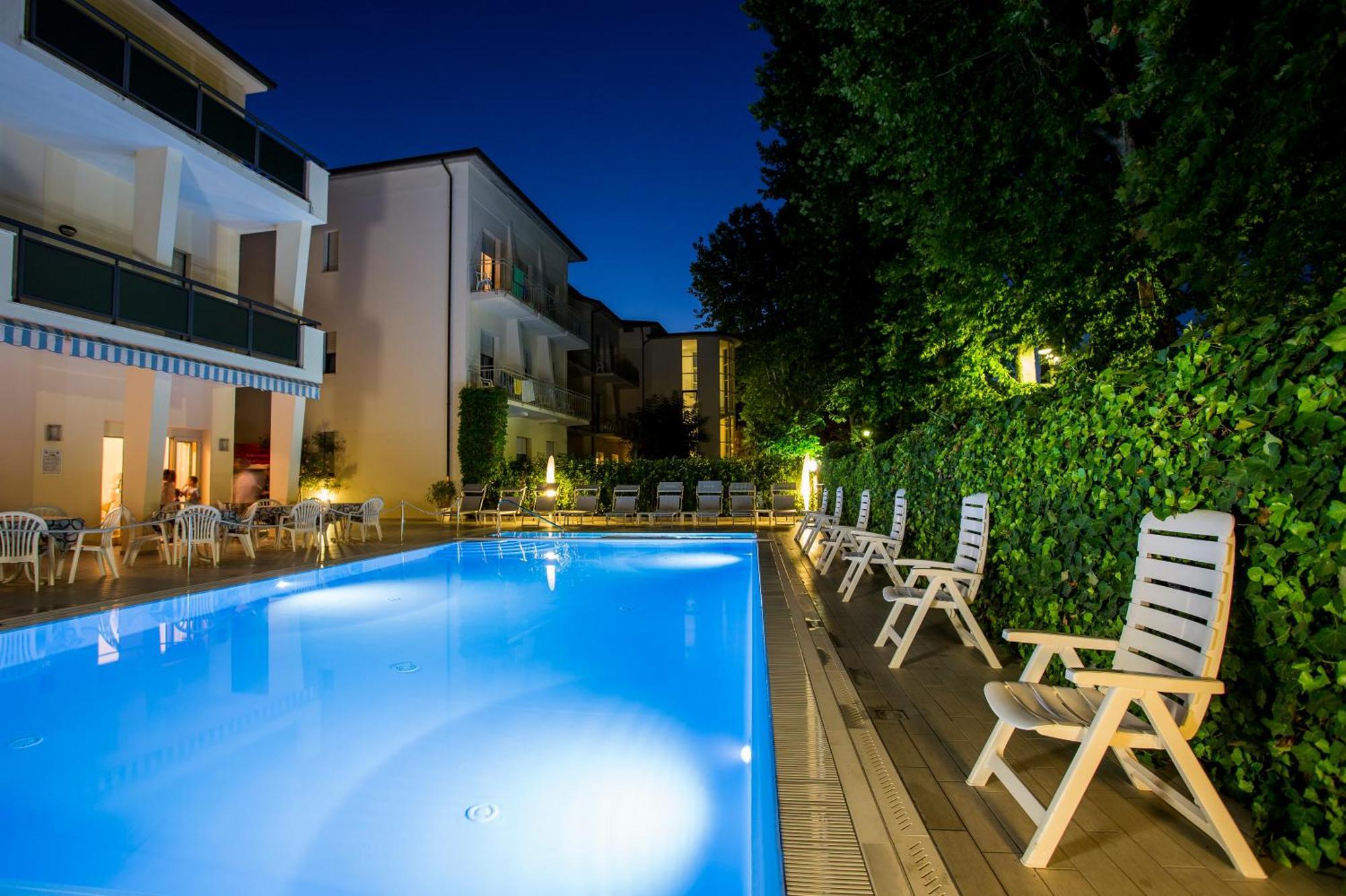 Hotel Athena Cervia Bagian luar foto