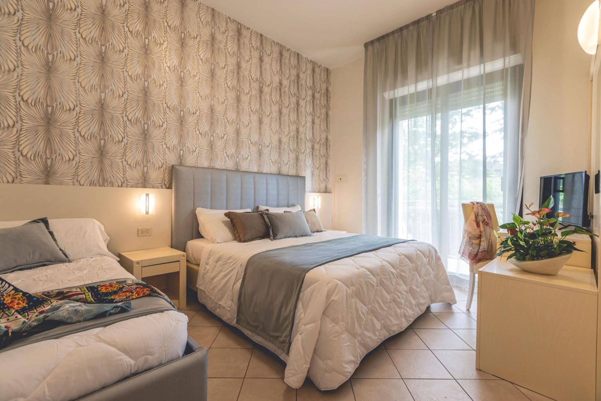 Hotel Athena Cervia Bagian luar foto
