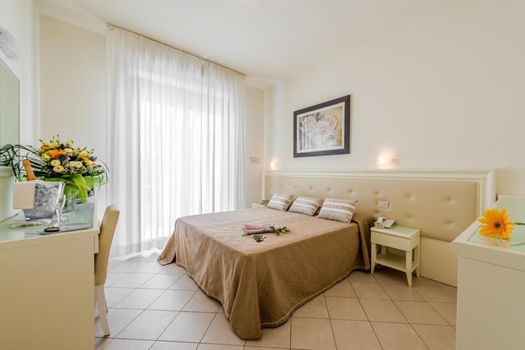 Hotel Athena Cervia Bagian luar foto